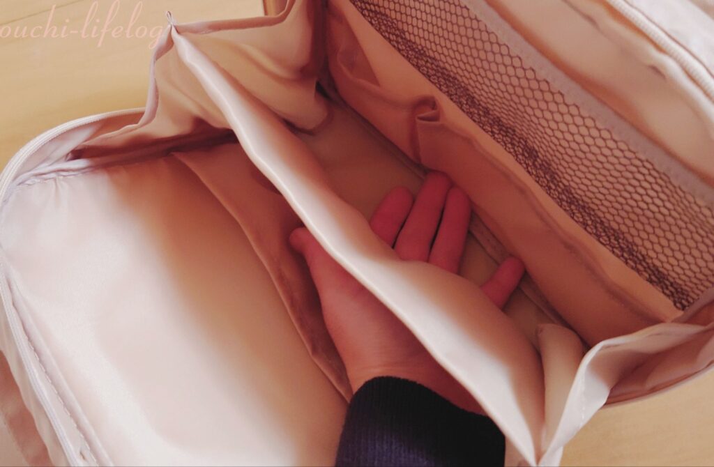 PAL CLOSETで通販した3COINSの【and us大容量スリムポーチ】の中身の仕切り板が底と離れてるのが分かる写真