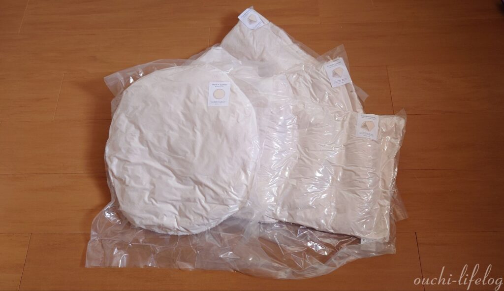 3COINSで買った【手入れクッション】と【トライアングルクッション】が家に届いた状態の写真