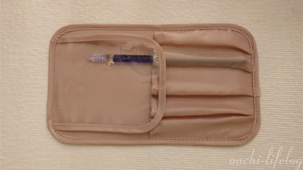 PAL CLOSETで通販した3COINSの【and us大容量スリムポーチ】のブラシケースにガラスペンを入れてみた写真
