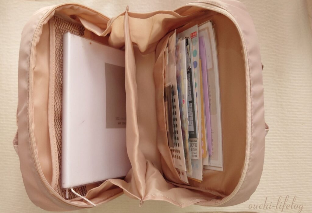 PAL CLOSETで通販した3COINSの【and us大容量スリムポーチ】に手帳とシールを詰めてみた写真
