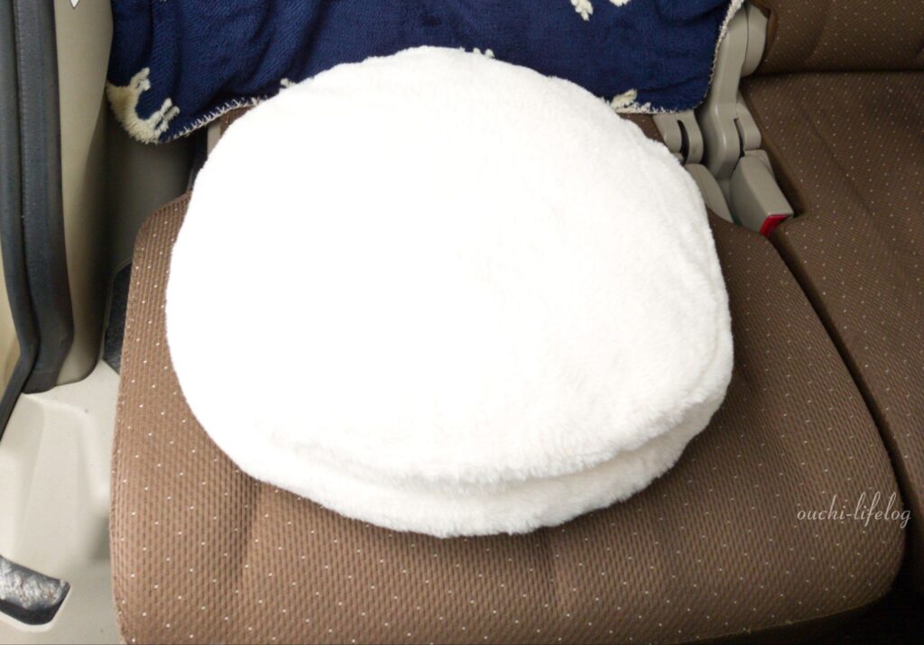 3COINSで買った【手入れクッション】を車に置いてみた写真