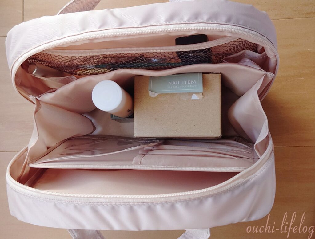 PAL CLOSETで通販した3COINSの【and us大容量スリムポーチ】にものを詰めてみた写真